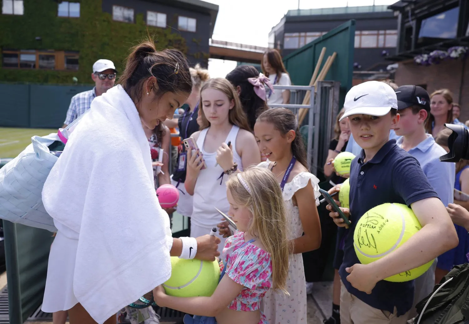 رادوكانو مع معجباتها قبل انطلاقة ويمبلدون (رويترز)