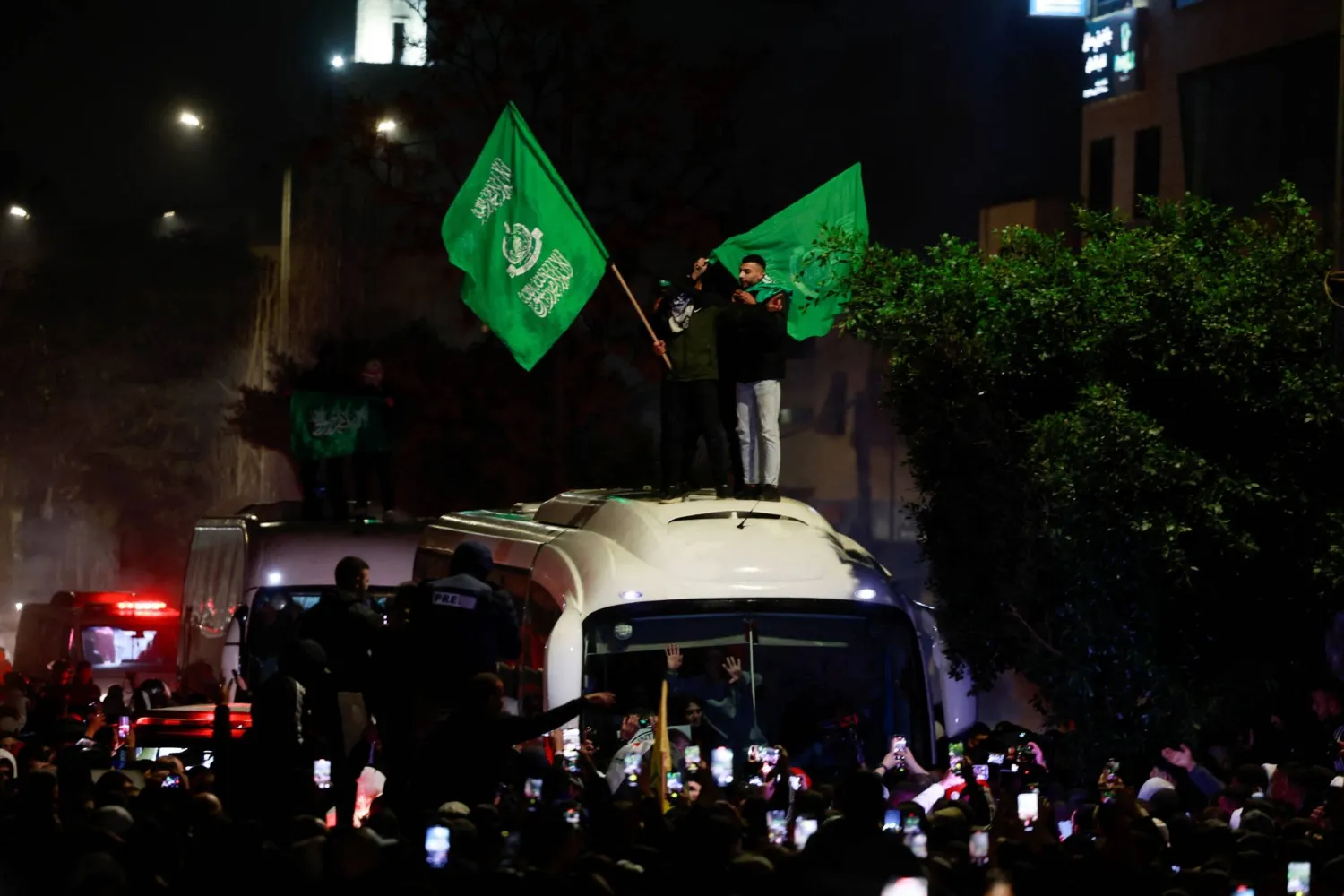 فلسطينيون يرفعون أعلاماً لـ«حماس» بالضفة الغربية يناير الماضي احتفالاً بتحرير أسرى من السجون الإسرائيلية (رويترز)