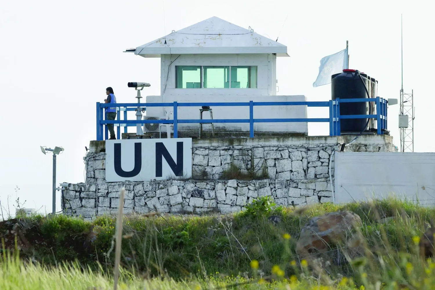 أحد أفراد قوات حفظ السلام التابعة للأمم المتحدة عند برج مراقبة يُطل على جنوب سوريا من مرتفعات الجولان المحتلة في 25 مارس (أ.ف.ب)