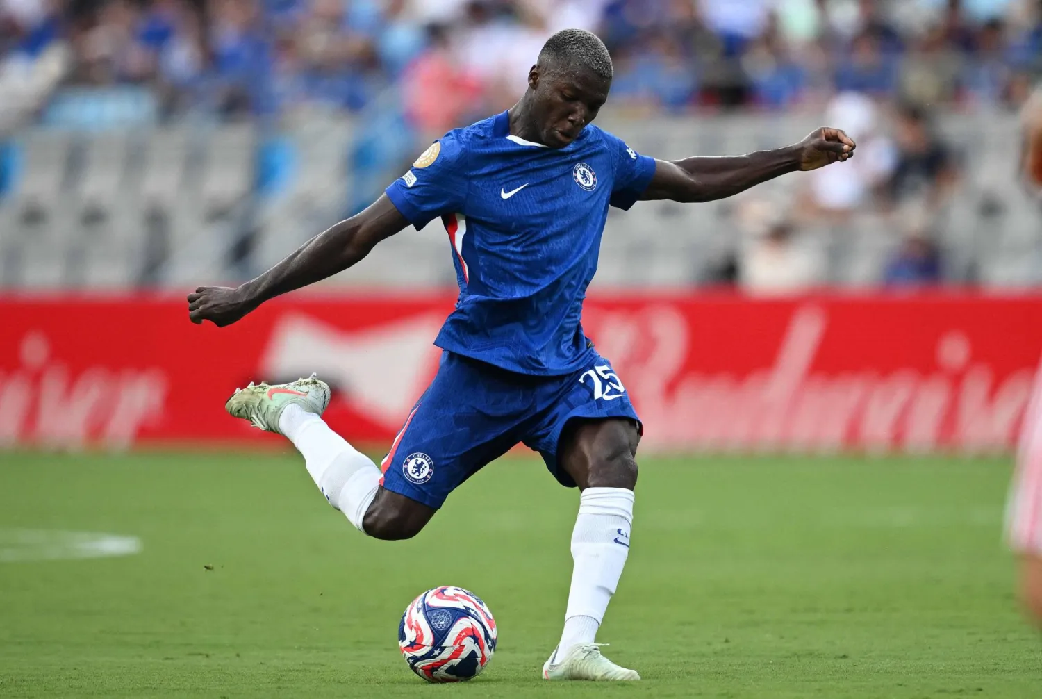 الإكوادوري مويسيس كايسيدو لاعب وسط تشيلسي الإنجليزي (أ.ف.ب)