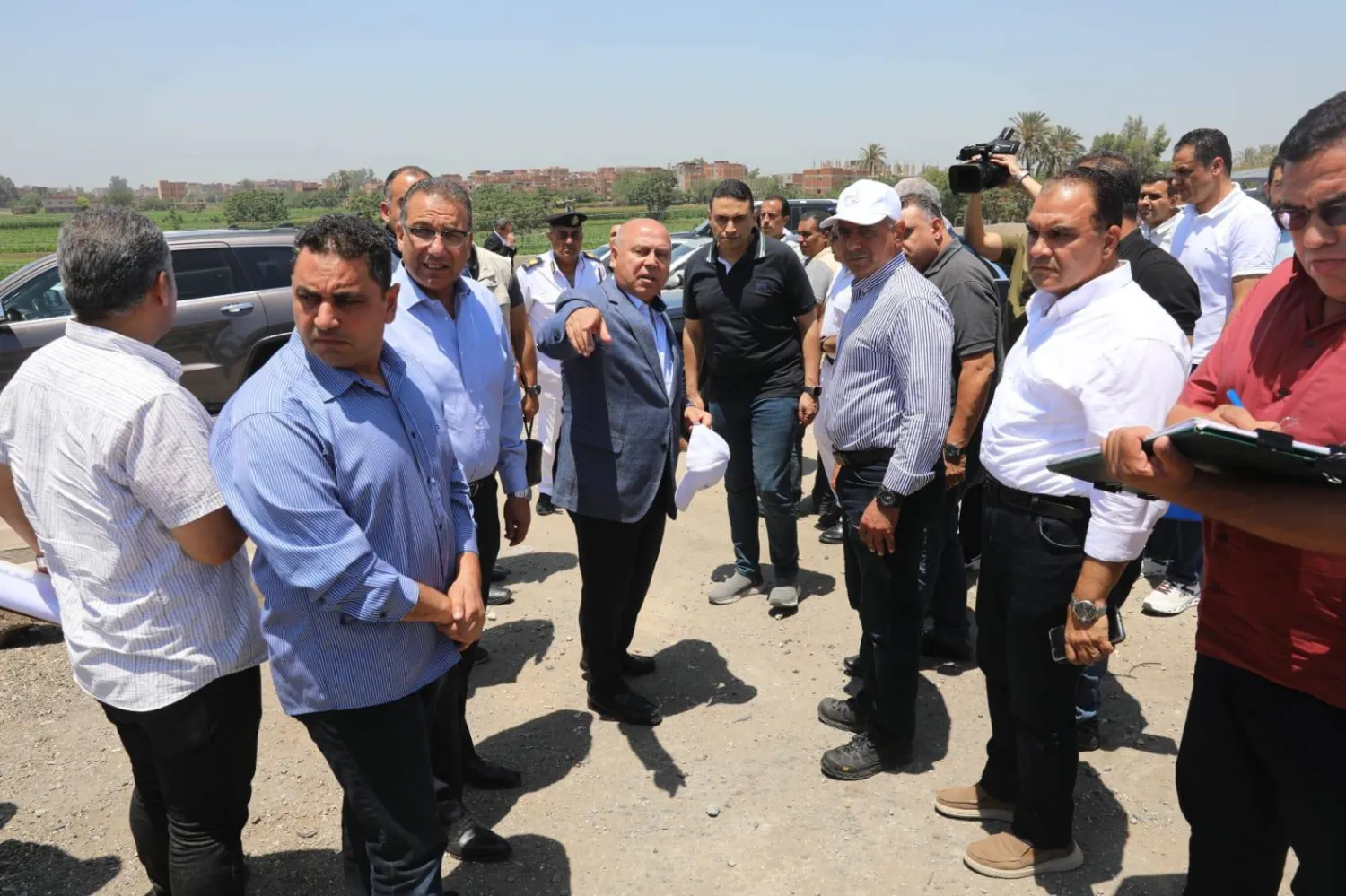 كامل الوزير خلال الجولة التفقدية على الطريق الإقليمي (وزارة النقل المصرية)