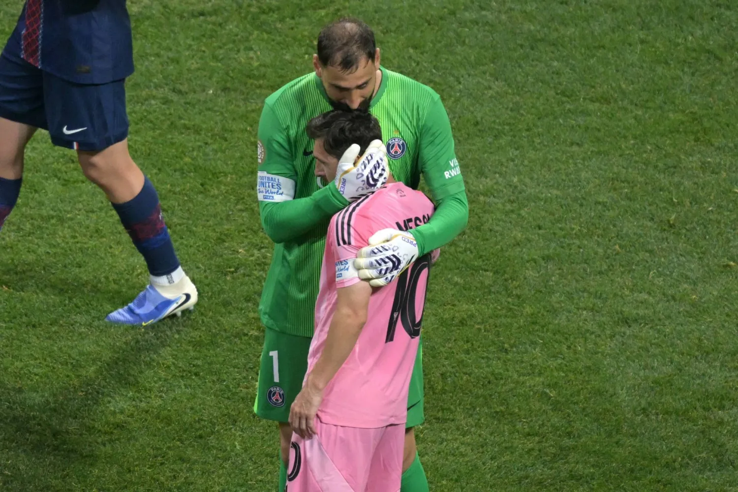 دوناروما حارس باريس يواسي ميسي بعد نهاية المباراة (أ.ف.ب)