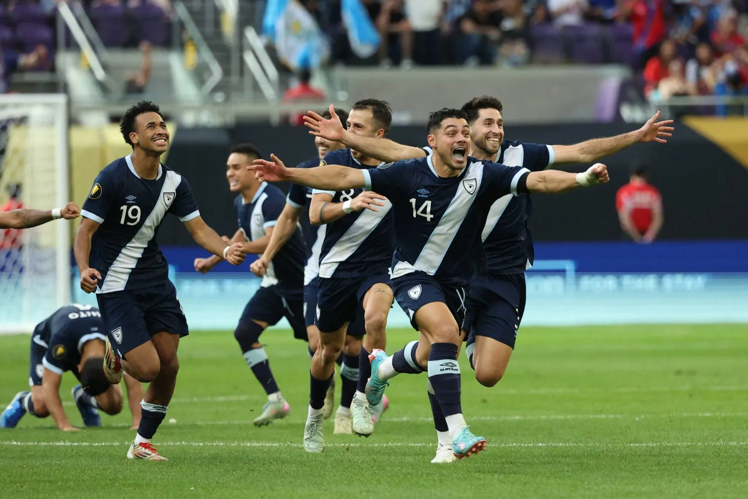 عبرت غواتيمالا نحو نصف النهائي من خلال ركلات الترجيح (رويترز) 