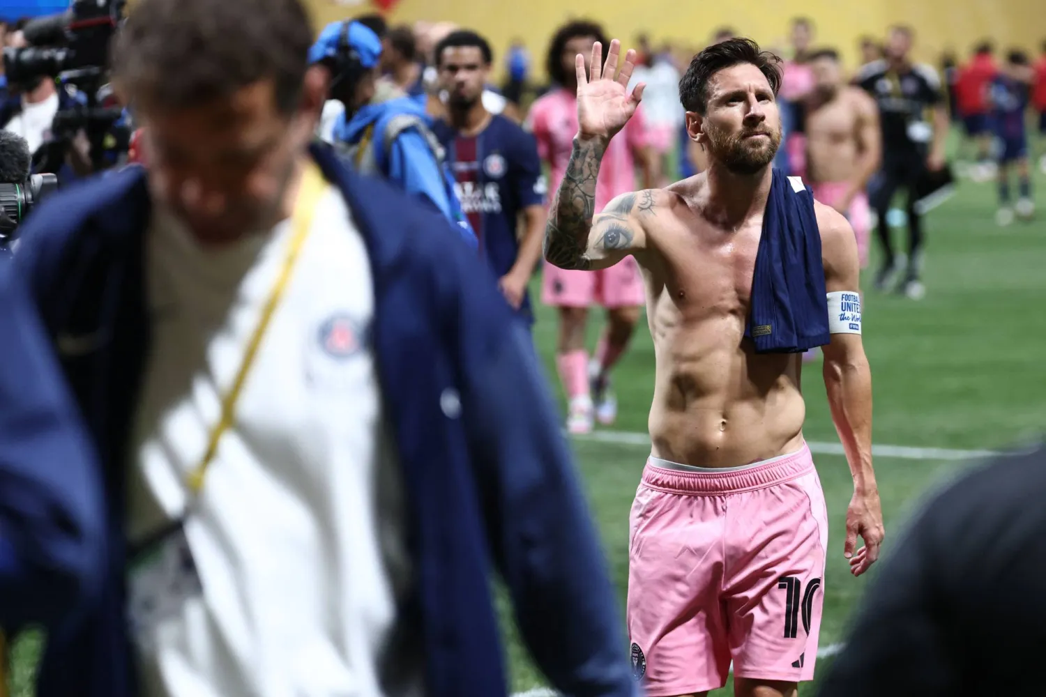 ميسي يحيي الجماهير بعد خروج فريقه من مونديال الأندية (أ.ف.ب) 