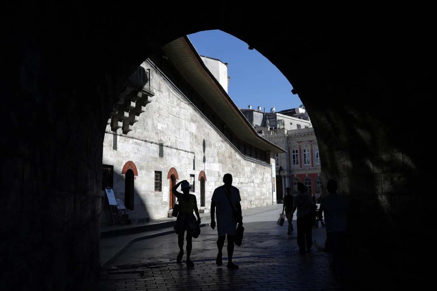 أشخاص يمرون بالقرب من المسجد الجديد في إسطنبول (رويترز)