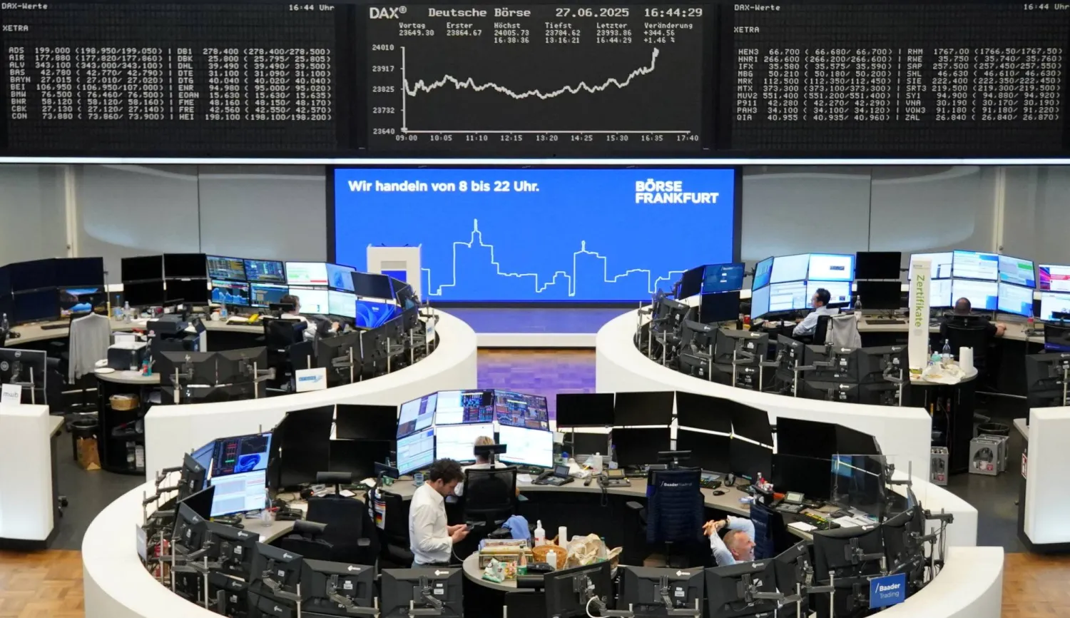 رسم بياني لمؤشر أسعار أسهم «داكس» الألماني في بورصة فرانكفورت (رويترز)
