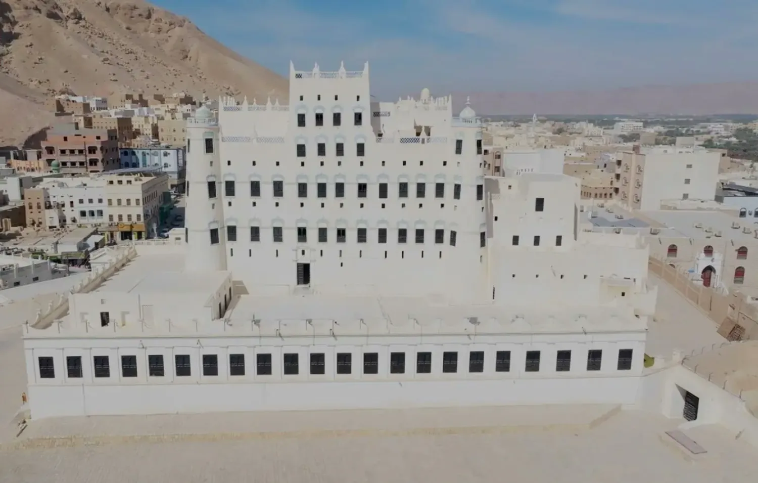 يستعيد «قصر سيئون» في حضرموت شرق اليمن بريقه بفضل جهود البرنامج السعودي لتنمية وإعمار اليمن (واس)