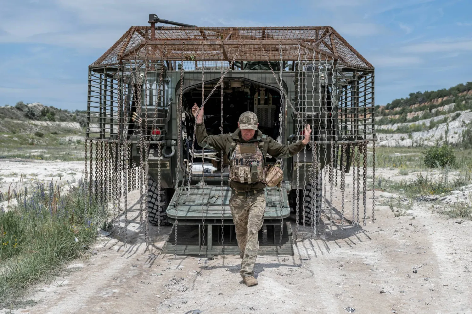 جندي أوكراني يخرج من مدرّعة «سترايكر» مزوّدة بدرع قفصي خلال تدريبات قرب الجبهة في دونتيسك (رويترز)