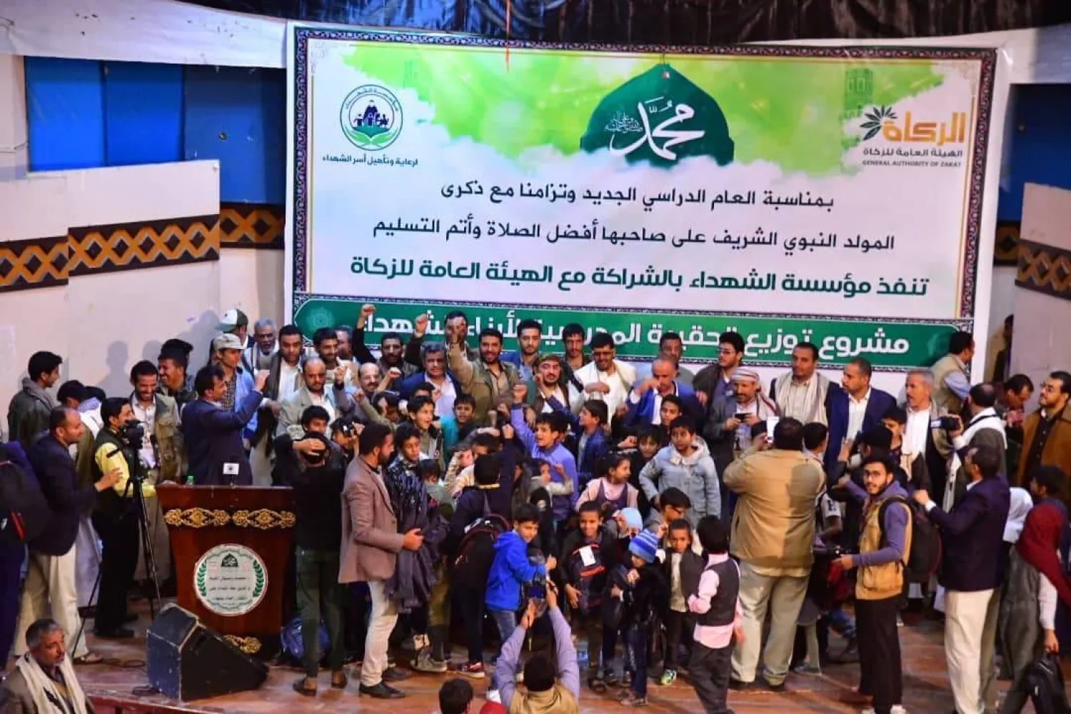 توزيع لوازم مدرسية على أبناء القتلى الحوثيين دون غيرهم من الأسر الفقيرة بصنعاء (فيسبوك)