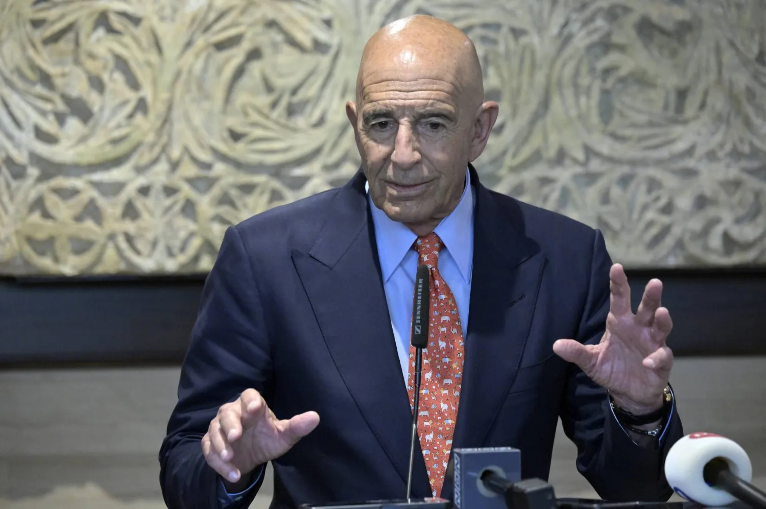 الموفد الأميركي إلى بيروت توماس برّاك خلال مؤتمر صحافي عقده بعد لقائه رئيس البرلمان نبيه بري قبل أسبوعين (إ.ب.أ)