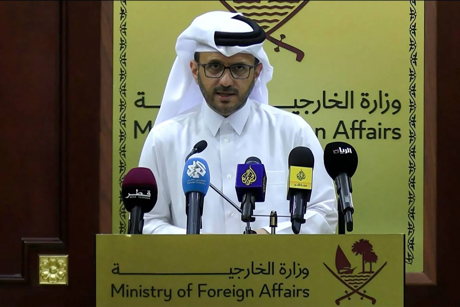 المتحدث باسم وزارة الخارجية القطرية ماجد الأنصاري يتحدث خلال مؤتمر صحافي في الدوحة 17 يونيو 2025 (أ.ف.ب)