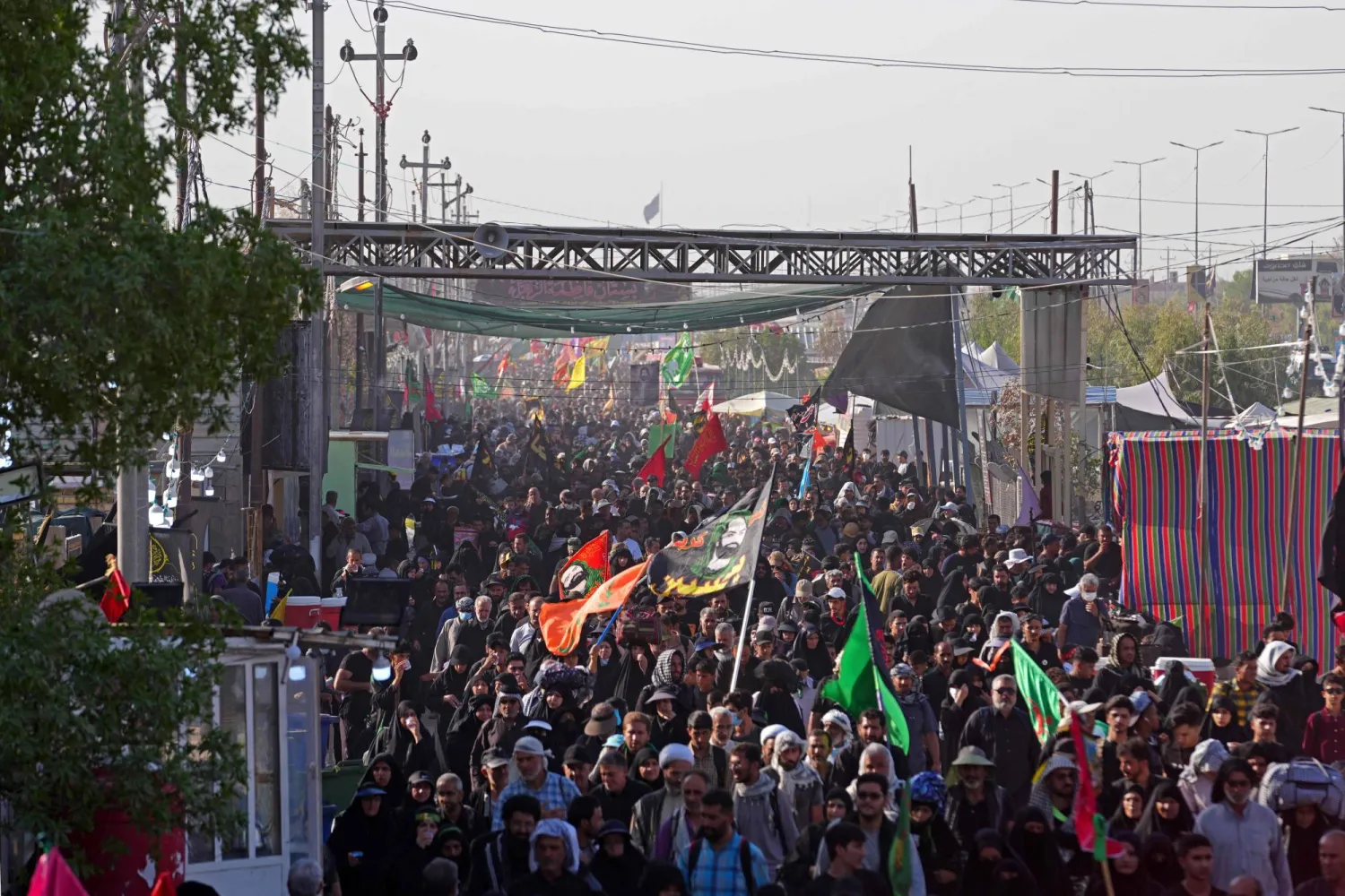 حشد من الزوار على الطريق من النجف إلى كربلاء (أرشيفية - أ.ف.ب)