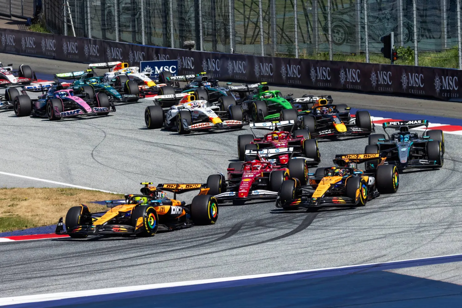 سيقام سباق فورمولا 1 في أذربيجان العام المقبل يوم السبت بدلاً من الأحد لتجنب التعارض مع اليوم الوطني (د.ب.أ)