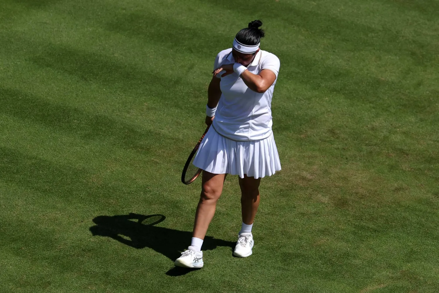 خرجت التونسية أُنس جابر المصنفة الـ59 عالمياً والوصيفة مرتَيْن من الدور الأول لبطولة ويمبلدون (رويترز)