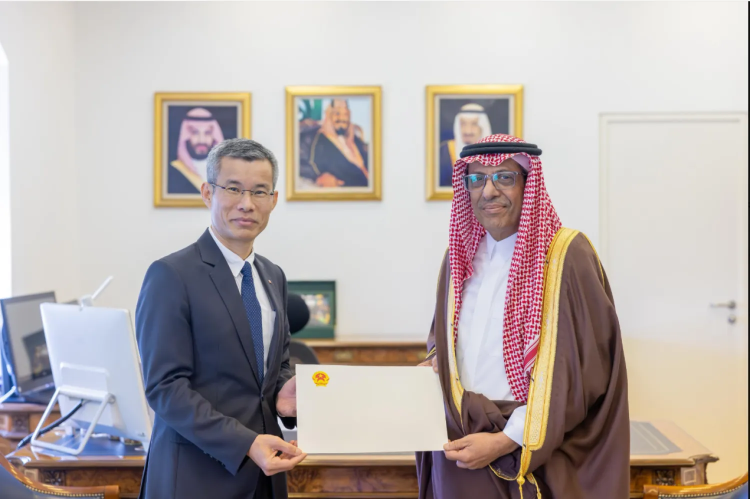 تسلم الرسالة الدكتور عبد الرحمن الرسي وكيل وزارة الخارجية السعودية للشؤون الدولية المتعددة (واس)