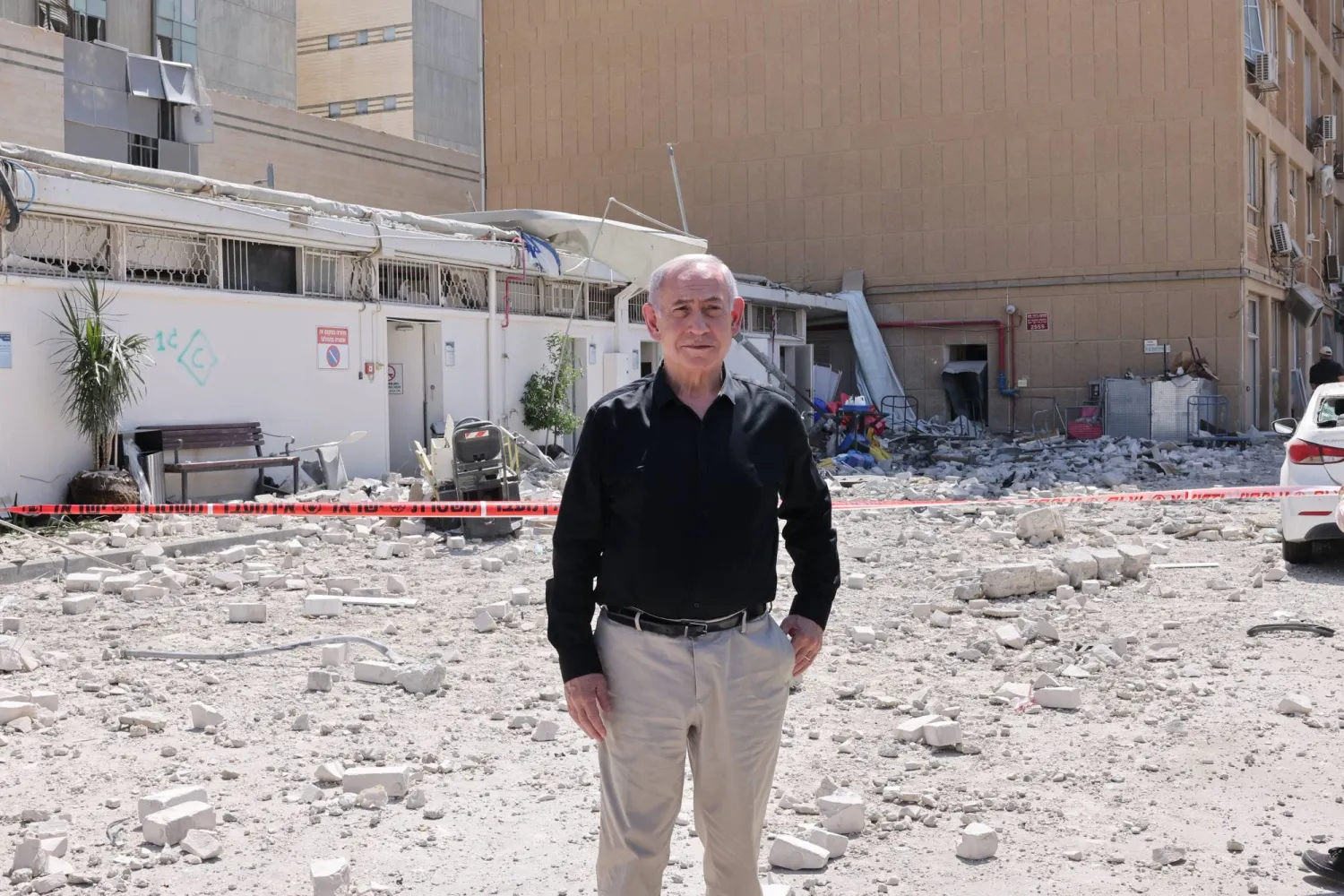 رئيس الوزراء الإسرائيلي بنيامين نتنياهو يتفقد الأضرار التي لحقت بمجمع مستشفى «سوروكا» في بئر السبع جراء قصف صاروخي إيراني يوم 19 يونيو 2025 (إ.ب.أ)