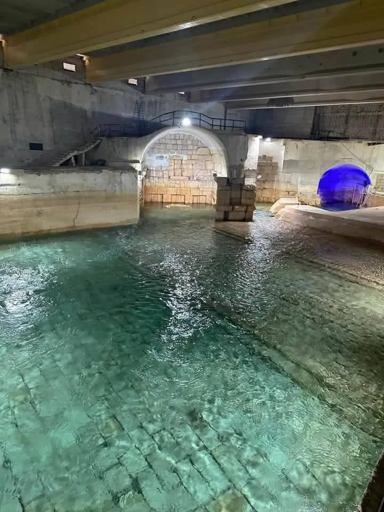 نبع عين الفيجة بريف دمشق الغربي الذي يعدّ المصدر الرئيسي لمياه الشرب بالمدينة (فيسبوك)