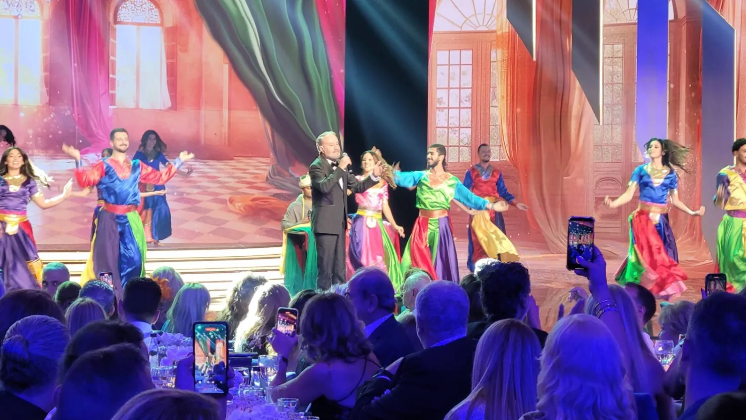 إحدى اللوحات الغنائية مع الفنان المكرّم رجا بدر (إنستغرام مهرجان الزمن الجميل)