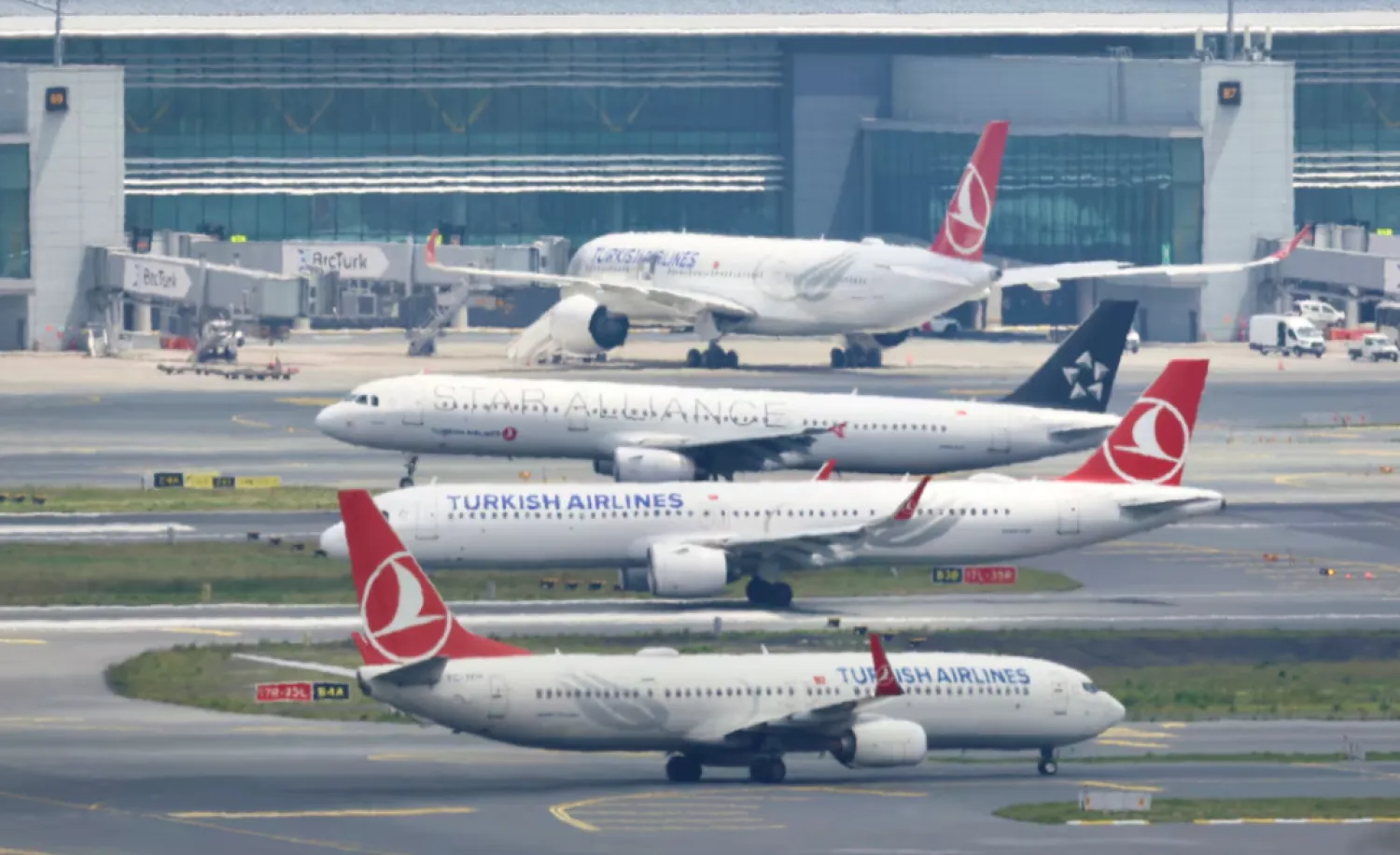 Turkish Airlines (THY) aircraft are pictured on the tarmac of Istanbul Grand Airport in Istanbul, Türkiye May 23, 2023. REUTERS/Yoruk Isik/File Photo 