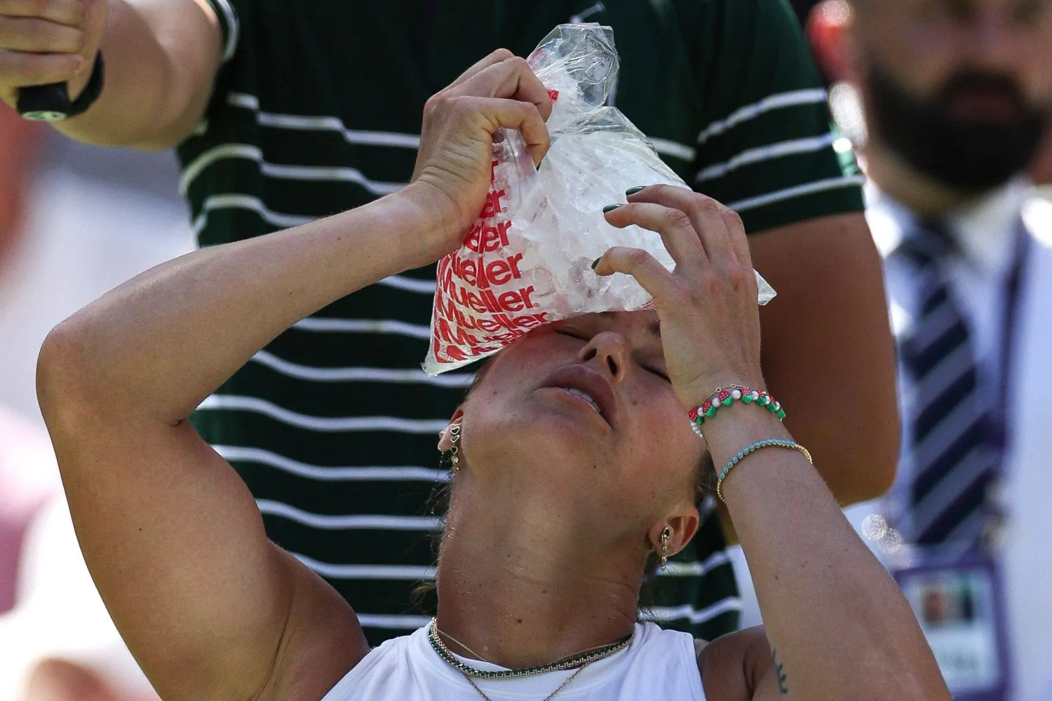 مع تجاوز درجات الحرارة حاجز 30 درجة مئوية بدأت المباراة بقوة وفازت بأول 5 أشواط (أ.ف.ب)