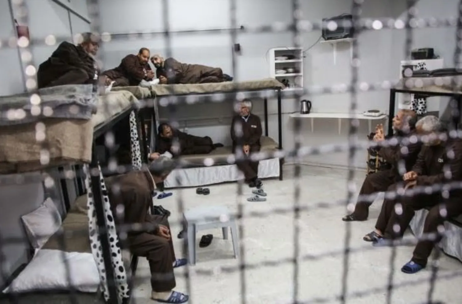 أسرى فلسطينيون في سجن إسرائيلي (أرشيفية - مصلحة السجون)