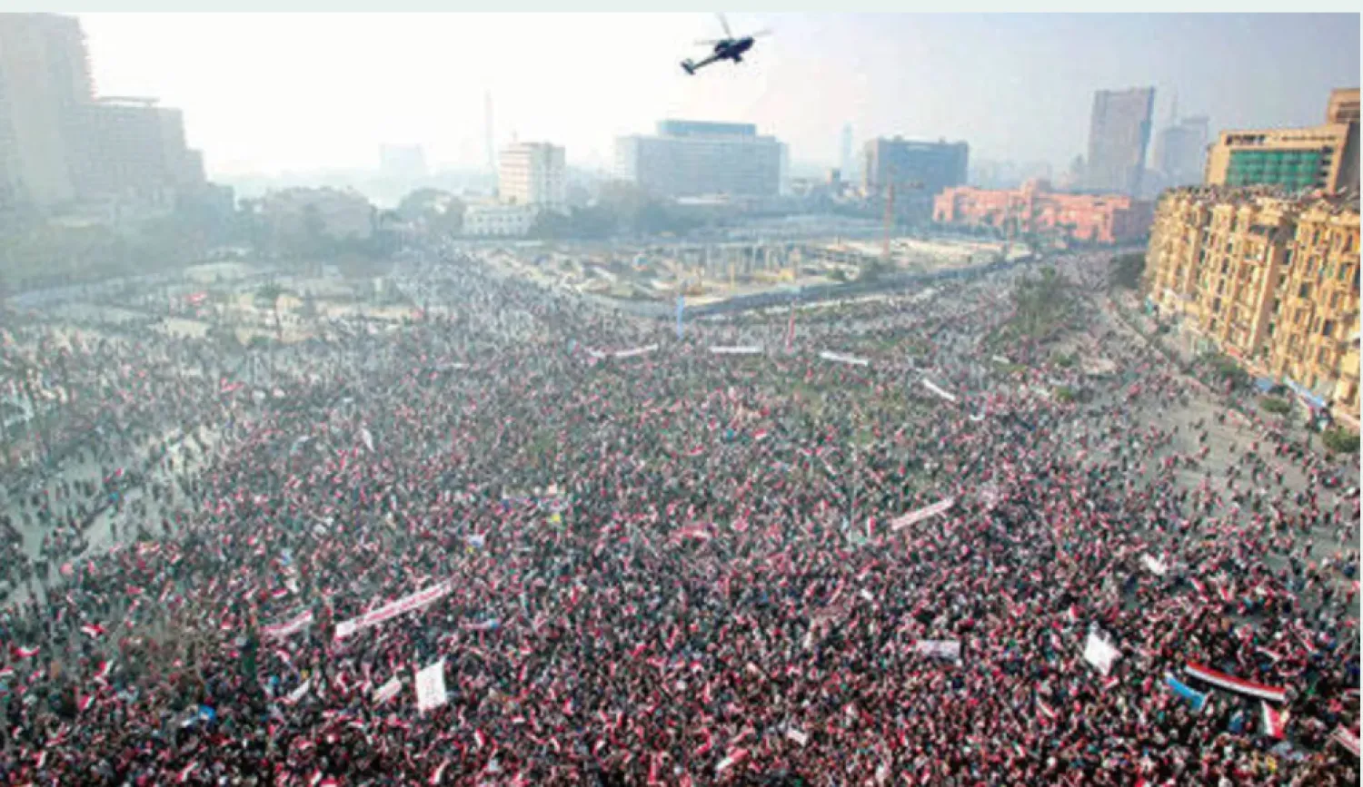 مروحية للجيش المصري تحلّق فوق مظاهرة تأييد للسيسي في ميدان التحرير بالقاهرة عام 2014 (إ.ب.أ)