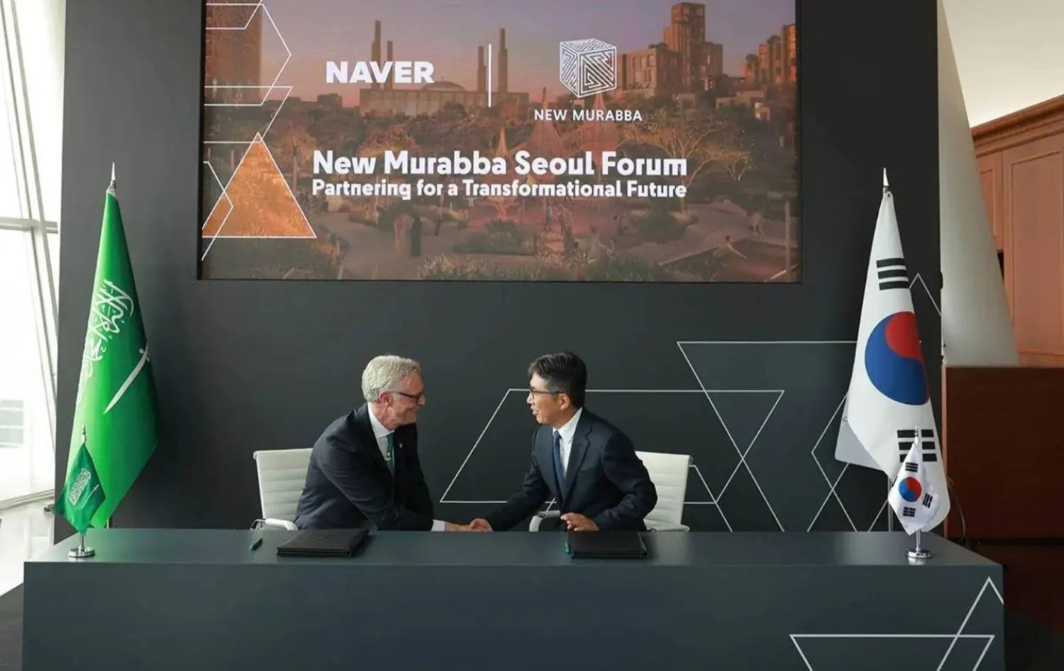 خلال توقيع مذكرة التفاهم بين شركتي «المربع الجديد» و«نيفر كلاود» (واس)