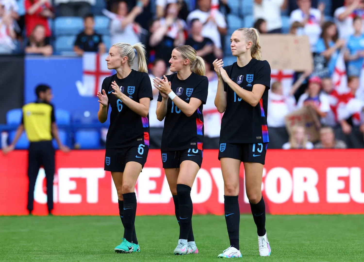 كرة القدم للسيدات تواجه معضلة مع لاعباتها بسبب الإصابات (رويترز)