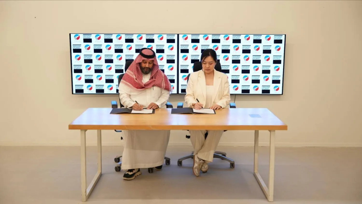 جانب من توقيع الاتفاقية (الشرق الأوسط)