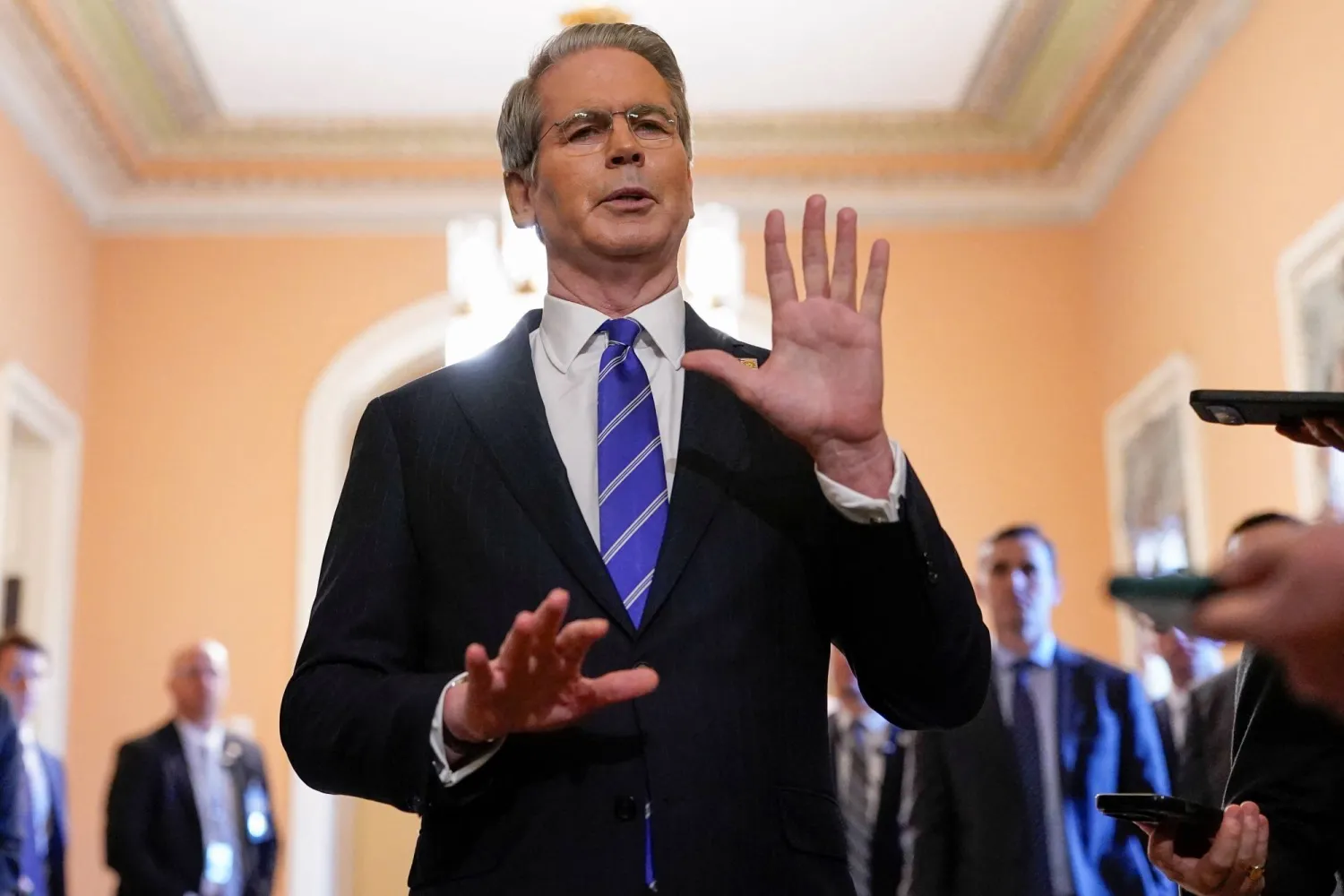 سكوت بيسنت يتحدث إلى الصحافيين في مبنى «الكابيتول» الأميركي يوم 27 يونيو 2025 (رويترز)