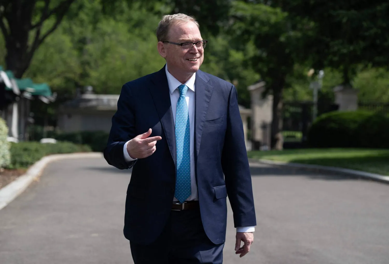 المستشار الاقتصادي للبيت الأبيض كيفن هاسيت يسير نحو الجناح الغربي بالبيت الأبيض في واشنطن (أ.ف.ب)