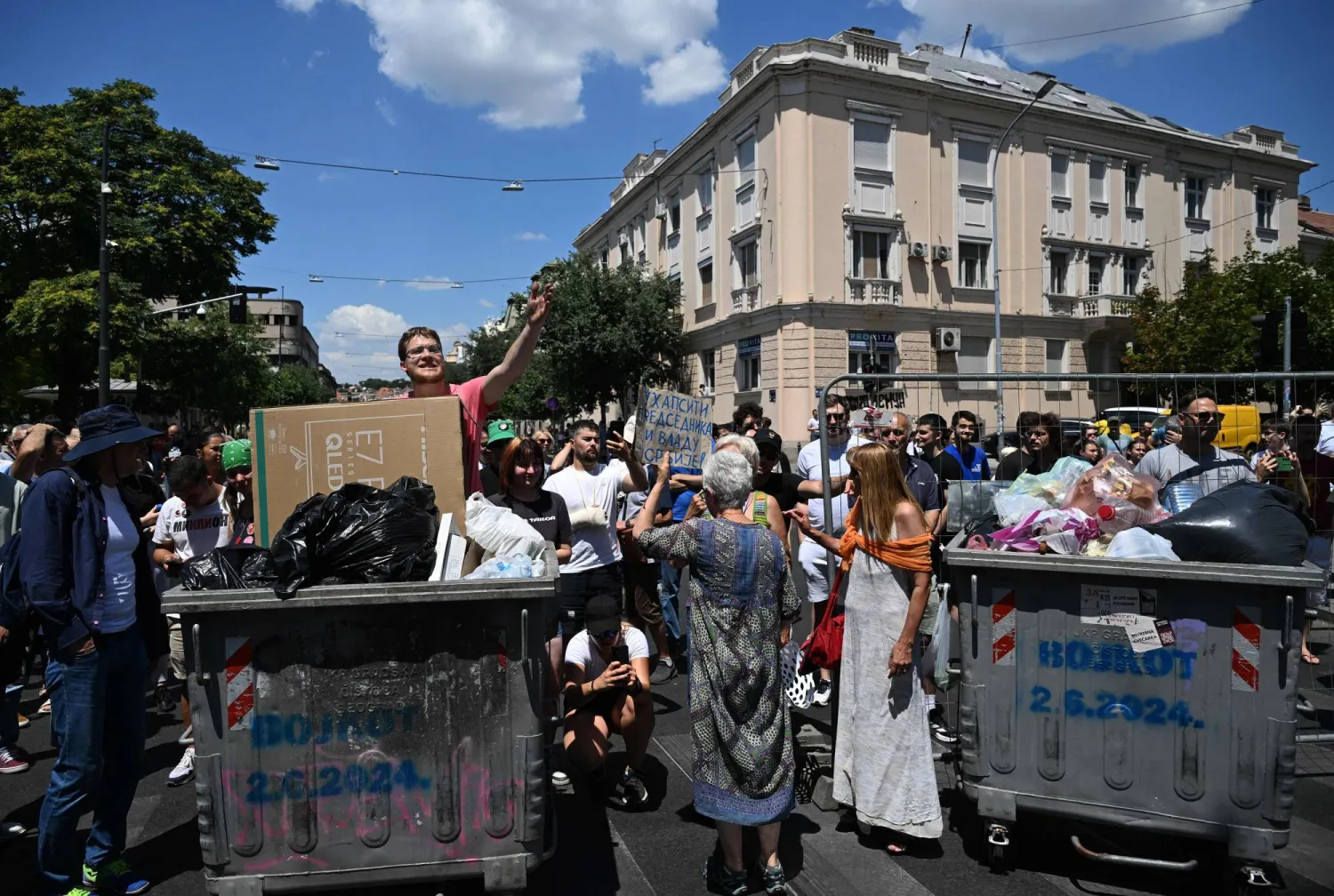 متظاهرون يطلقون هتافات ضد الحكومة بينما يقطعون طريقاً رئيسياً في بلغراد الاثنين (أ.ف.ب)