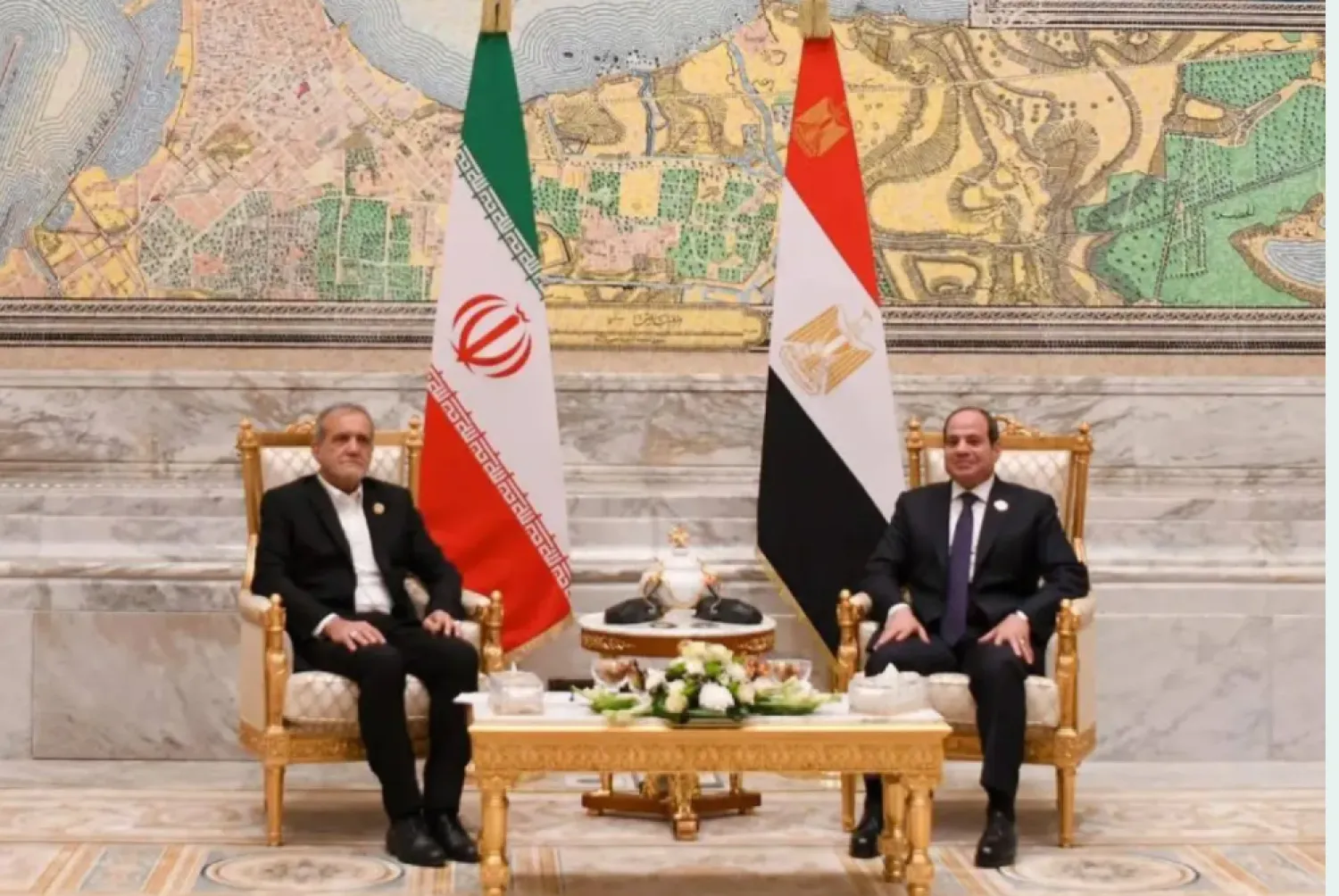 الرئيس المصري عبد الفتاح السيسي ونظيره الإيراني مسعود بزشكيان في لقاء سابق بالقاهرة ديسمبر الماضي (الرئاسة المصرية)
