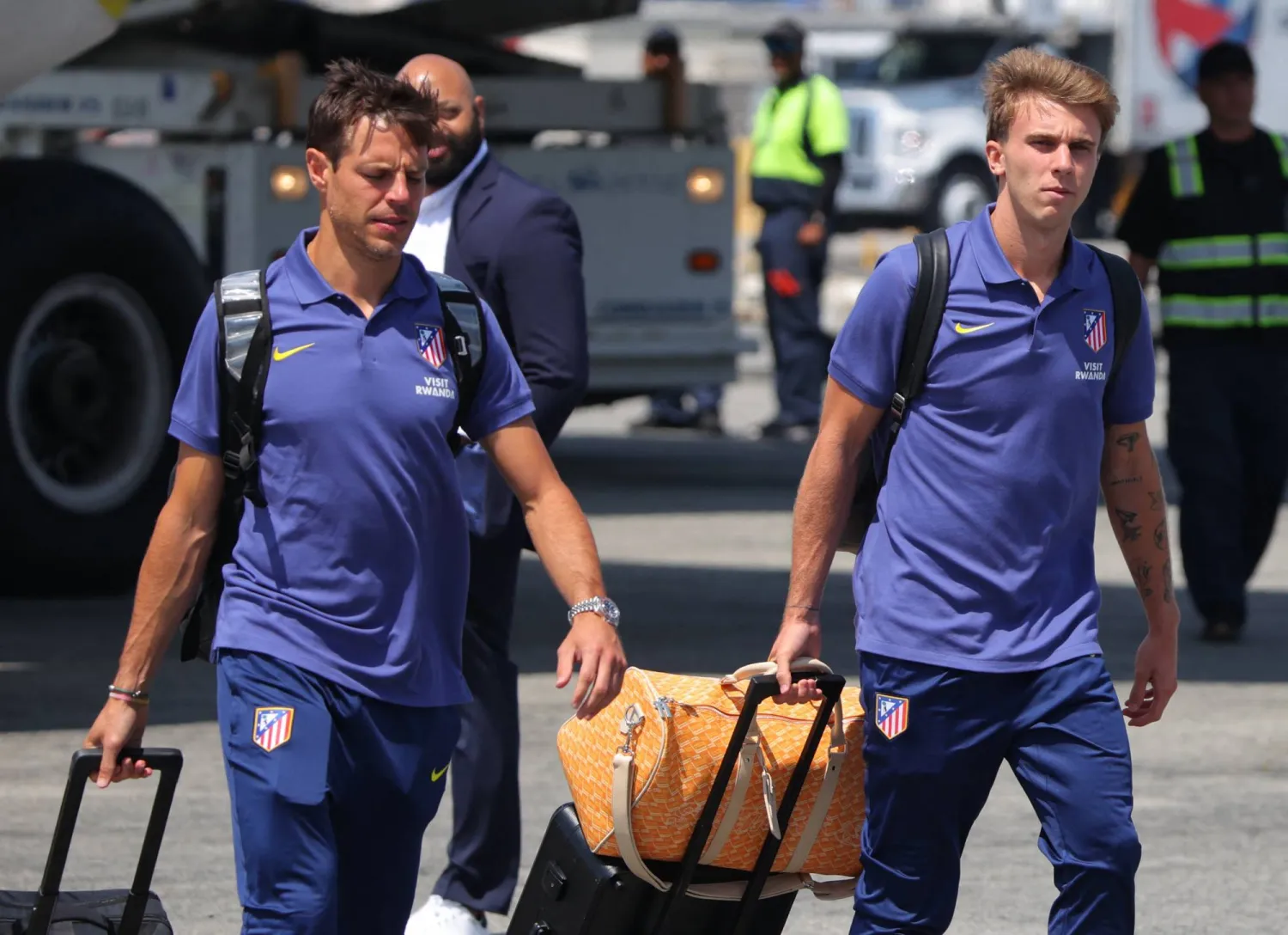 المخضرم سيزار أزبيليكويتا (يسار) رحل عن أتليتكو مدريد (رويترز)