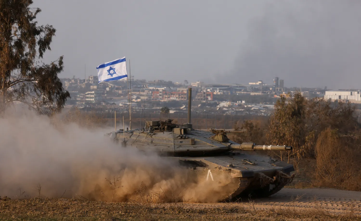 دبابة إسرائيلية تسير بالقرب من الحدود بين إسرائيل وغزة (رويترز)
