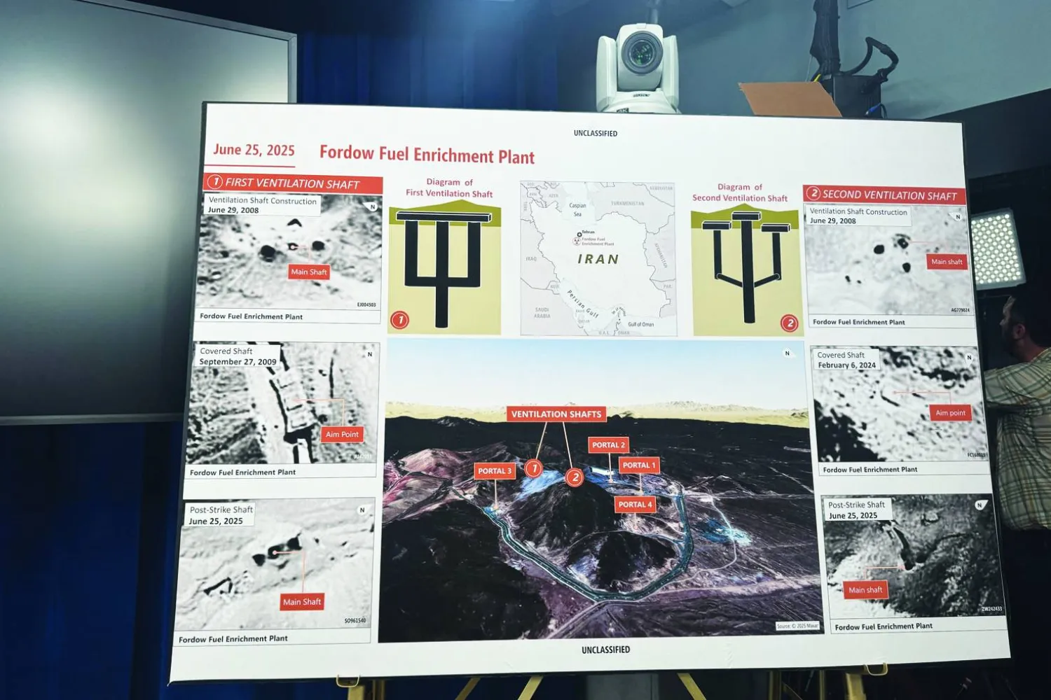 ملصق معروض لمنشأة فوردو لتخصيب الوقود في إيران (رويترز)