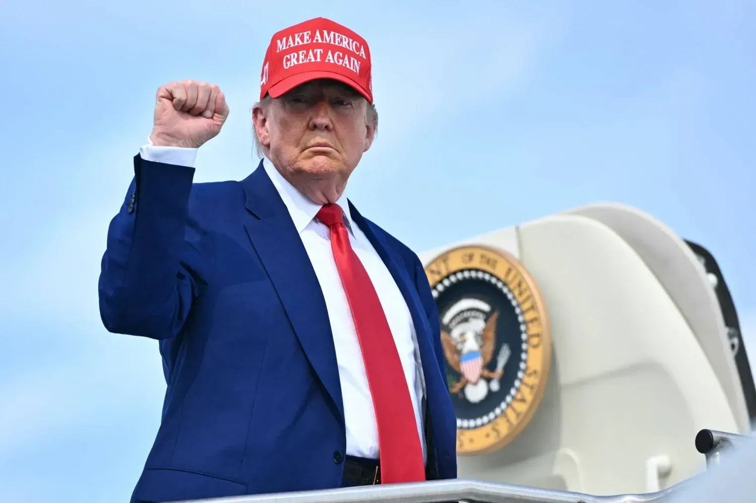 ABD Başkanı Donald Trump, Air Force One'a binerken yumruğunu kaldırdı (AFP)