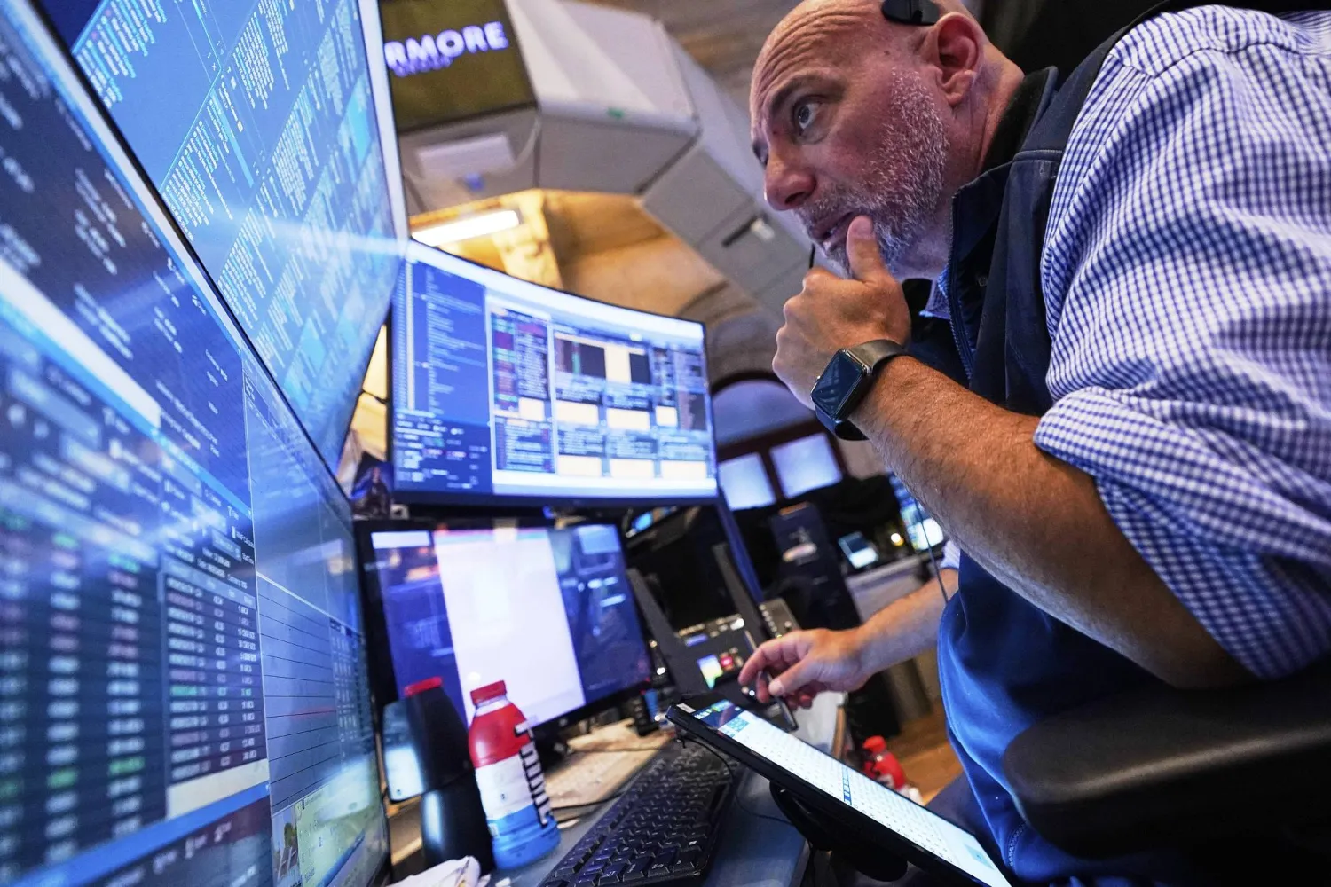 متداول يعمل في بورصة نيويورك (أ.ب)