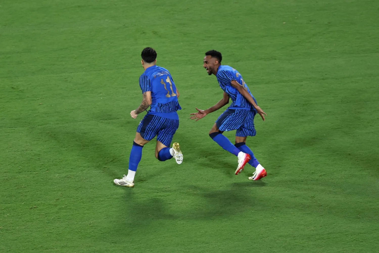 متعب الحربي يحتفل رفقة ليوناردو في المباراة (أ.ف.ب) 