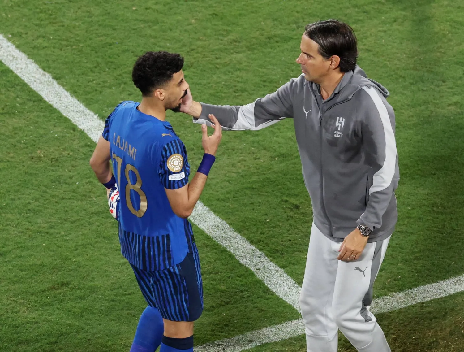 إنزاغي يحيي اللاعب علي لاجامي (رويترز)