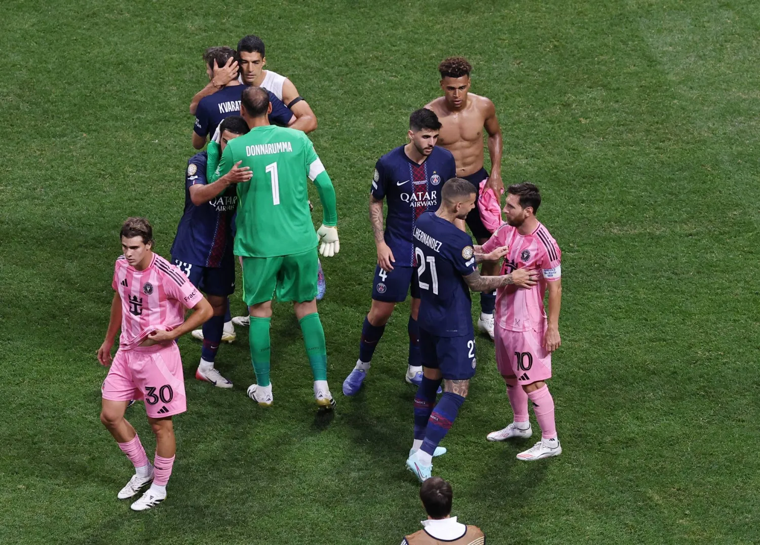 لاعبو باريس سان جيرمان يحيّون ميسي ورفاقه بعد الفوز بالمباراة (رويترز) 