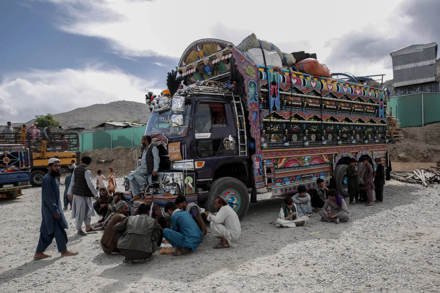 لاجئون عائدون من إيران وباكستان المجاورتين ينتظرون بمخيم للاجئين قبل التوجه إلى مسقط رأسهم في كابل بأفغانستان يوم 30 يونيو 2025 (إ.ب.أ)