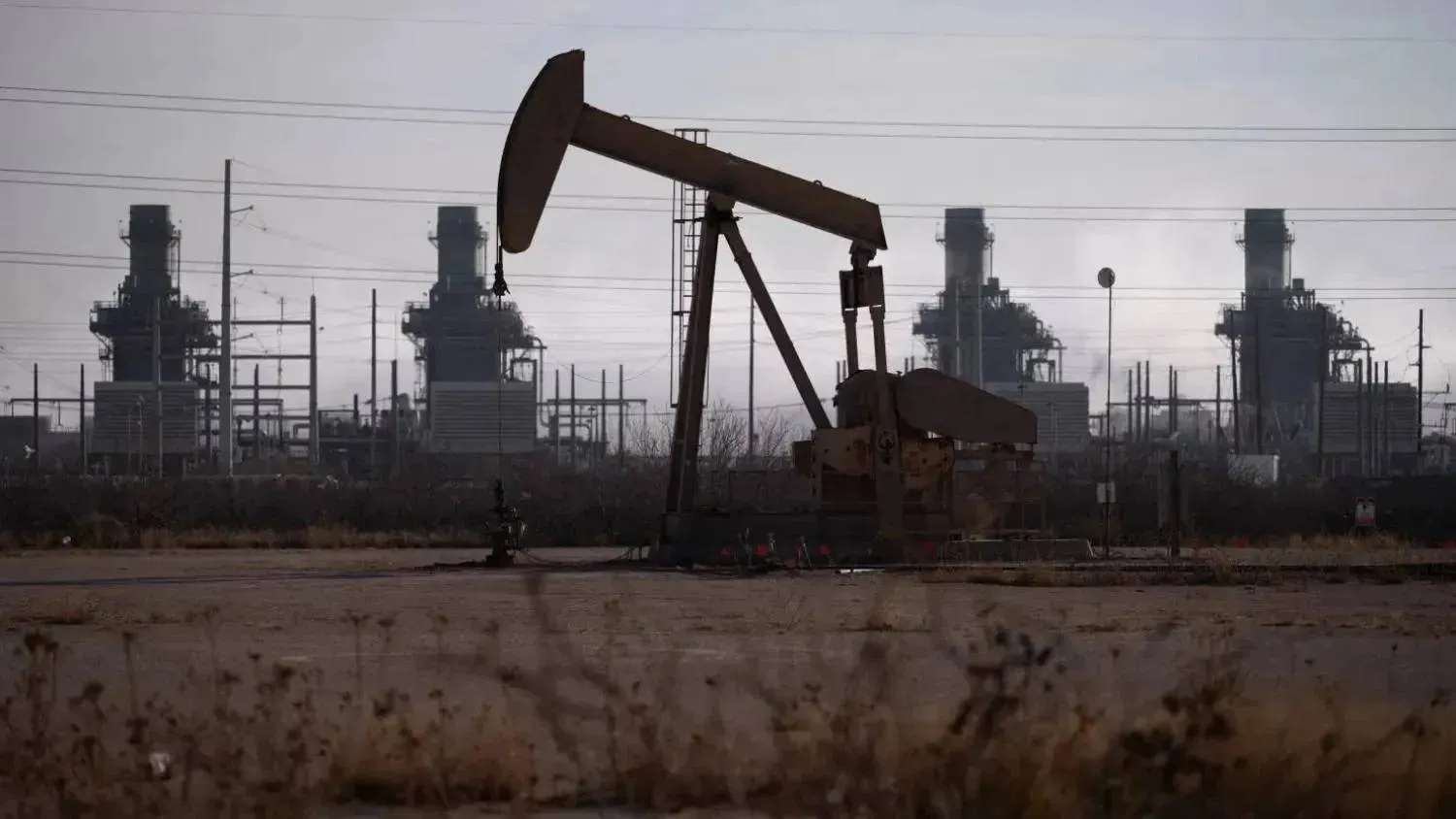 حفارة نفط تعمل في حوض بيرميان خارج أوديسا بتكساس (رويترز)