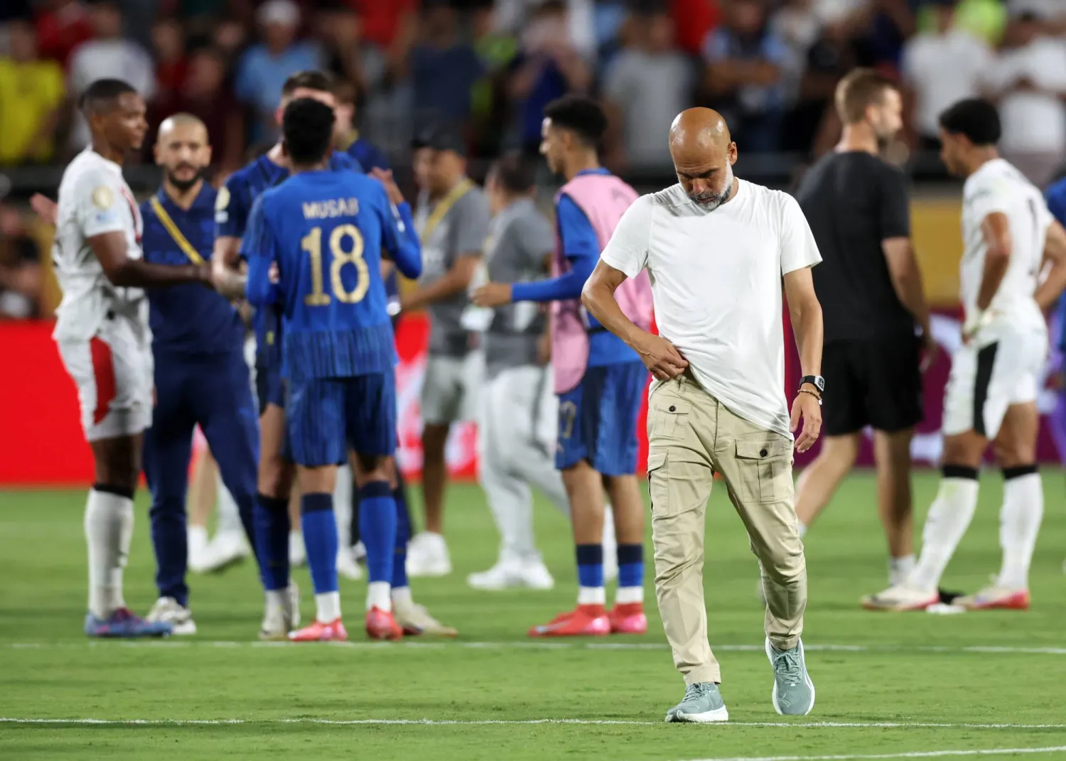 غوارديولا يغادر الملعب بحسرة وسط احتفالات هلالية (د.ب.أ)
