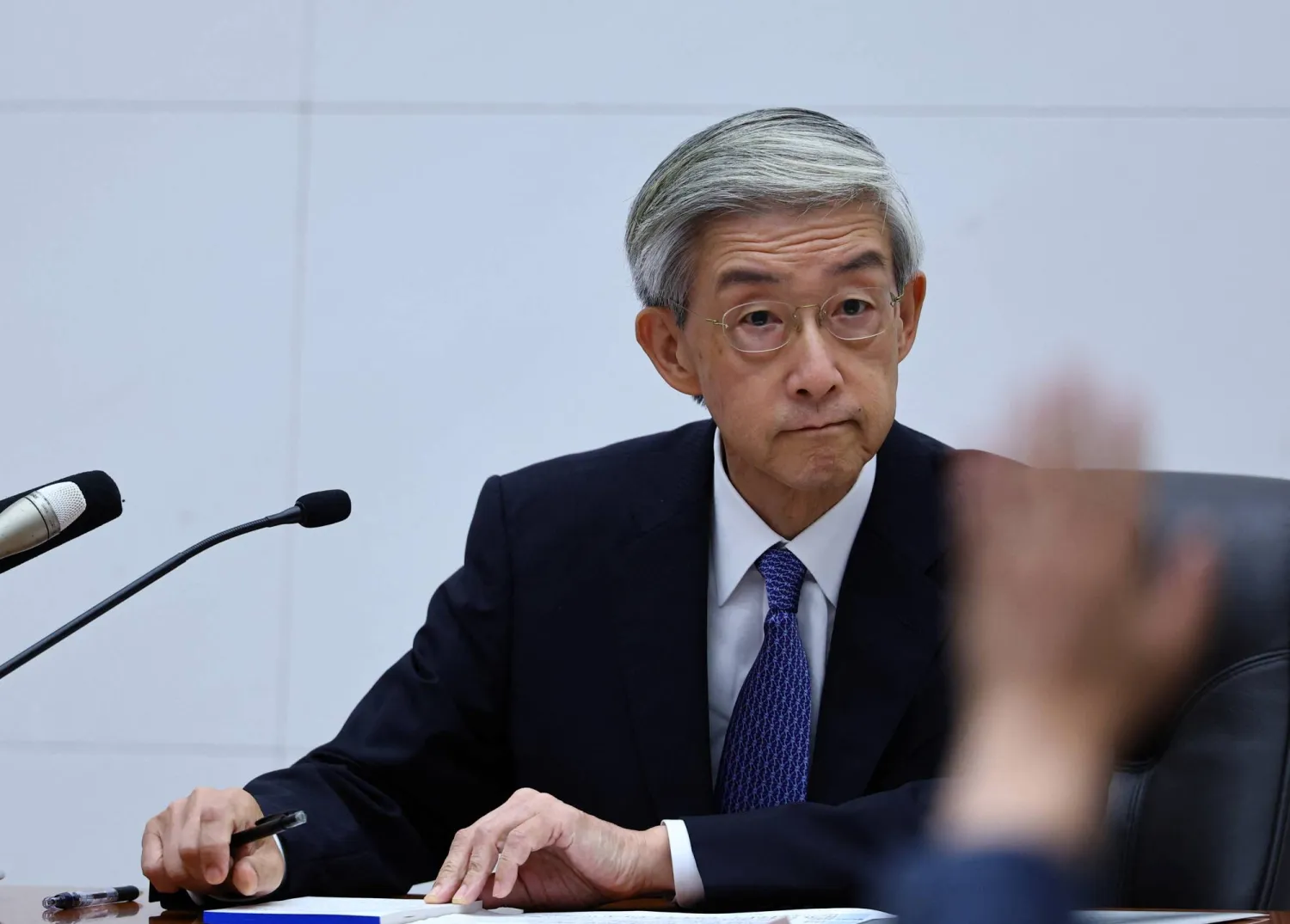 كازويوكي ماسو عضو مجلس بنك اليابان المركزي الجديد في مؤتمر صحافي بالعاصمة طوكيو (رويترز)