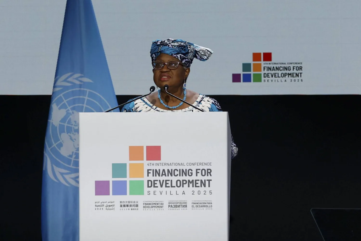 مديرة «منظمة التجارة العالمية» نغوزي أوكونجو إيويالا خلال كلمة لها أمام «مؤتمر المالية» بمدينة إشبيلية بإسبانيا يوم الاثنين (إ.ب.أ)