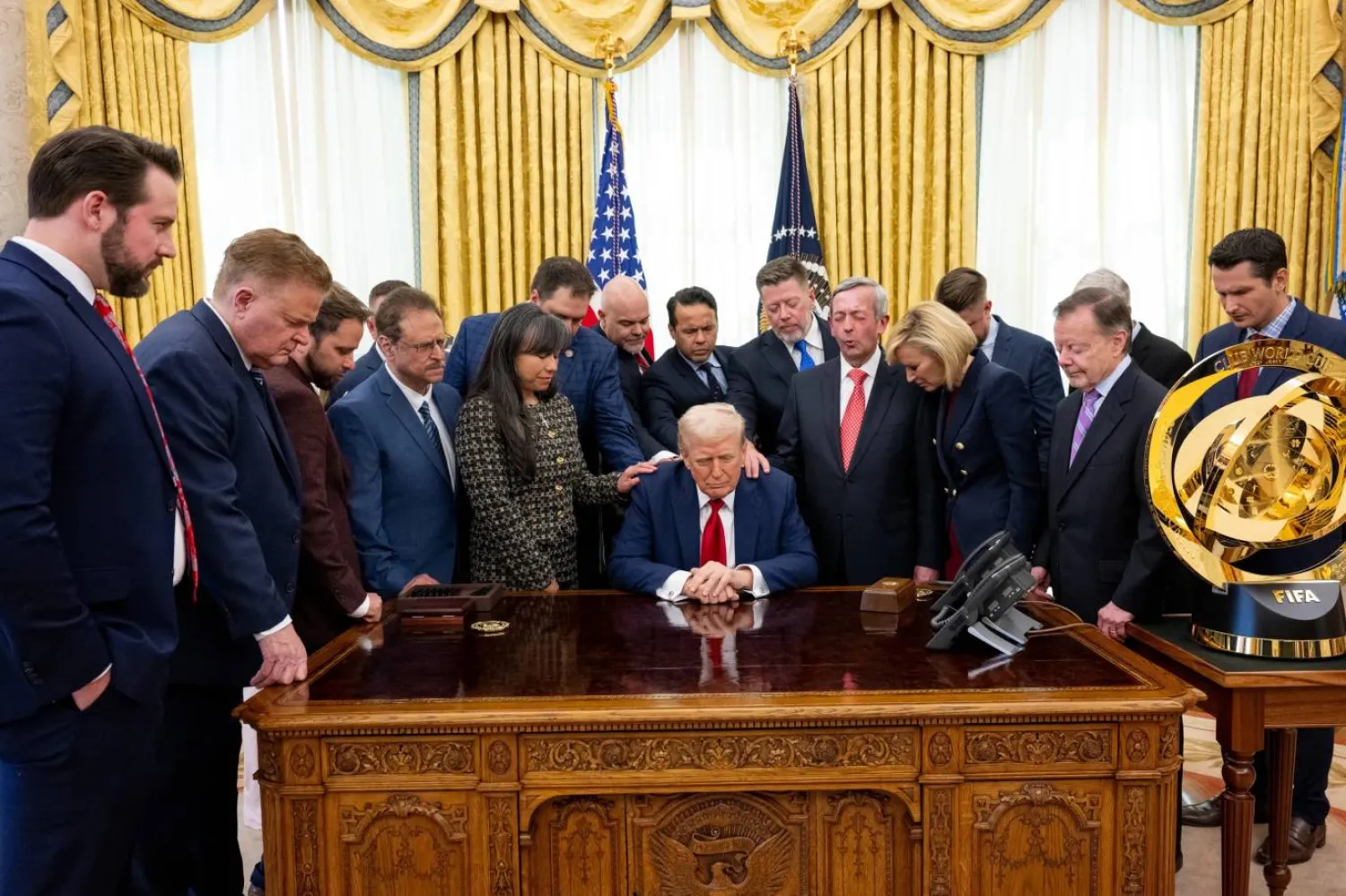 Trump, bu yılın başlarında Beyaz Saray'da dini liderlerle birlikte dua etti (Beyaz Saray resmi internet sitesi)
