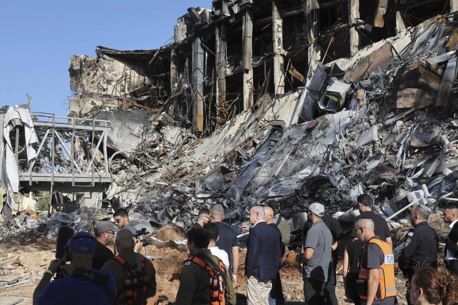 رئيس الوزراء الإسرائيلي بنيامين نتنياهو خلال زيارته في 20 يونيو الحالي معهد وايزمان الذي تضرر بصاروخ إيراني (أ.ب)