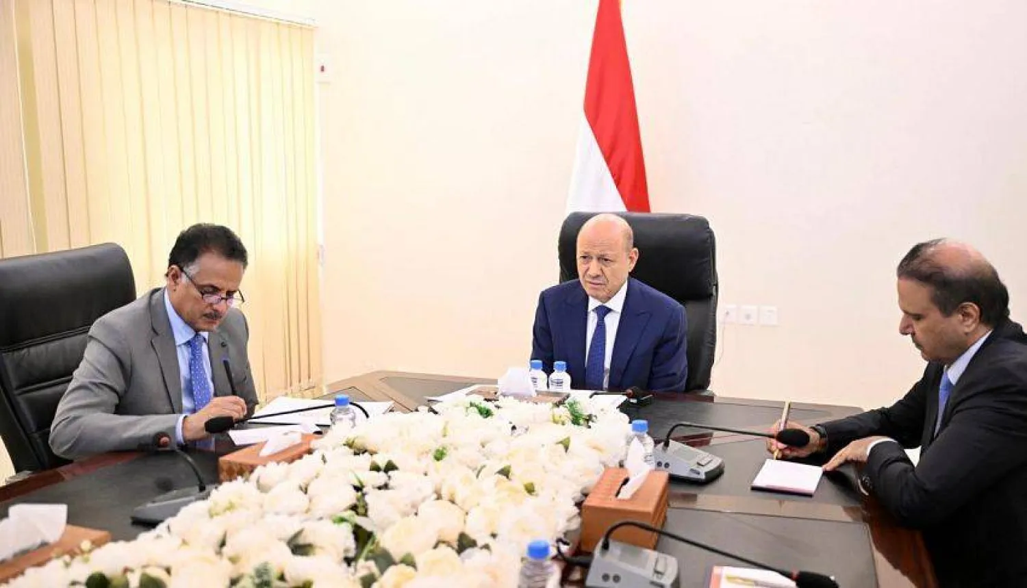 جانب من اللقاء الذي عقده العليمي مع قادة الأحزاب والقوى السياسية (سبأ)