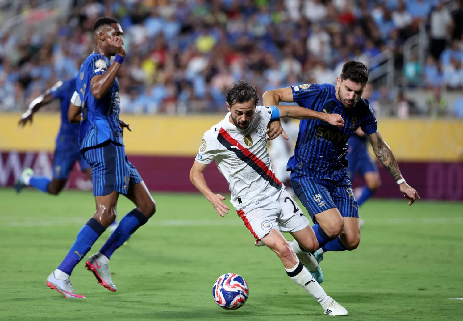 برناردو سيلفا خلال مواجهة الهلال (رويترز)